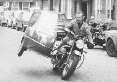 Ed Pols op twee wielen op een Guzzi / Clipper span