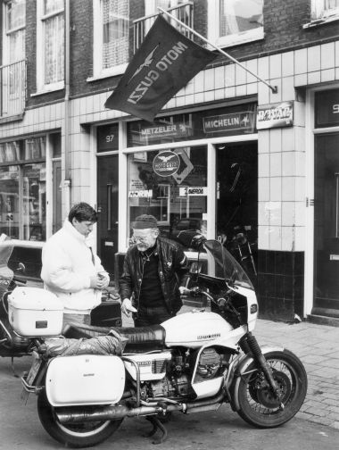 Ed Pols voor zijn winkel in de van der Hoopstraat