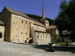 de Romaanse kerk in Romainmtier